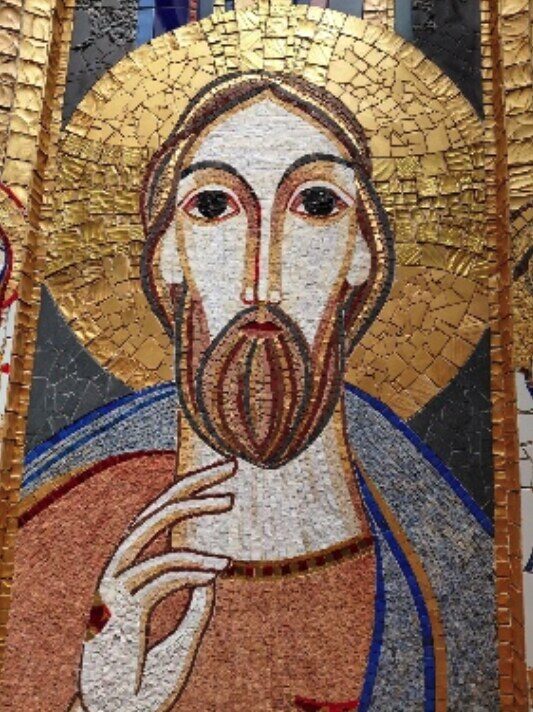 Mosaico de Cristo con nimbo dorado y la mano derecha alzada en señal de bendición.