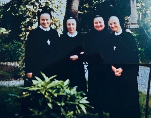 Las cuatro primeras hermanas marcelinas llegadas a México, de pie en un jardín.
