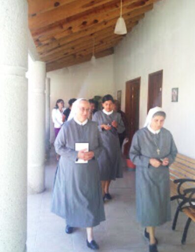 Varias hermanas marcelinas caminan por el corredor de la casa de formación en El Pueblito, Corregidora.