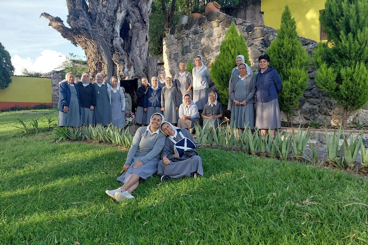 Hermanas reunidas en el jardín de la Casa de Espiritualidad, junto a la gruta.